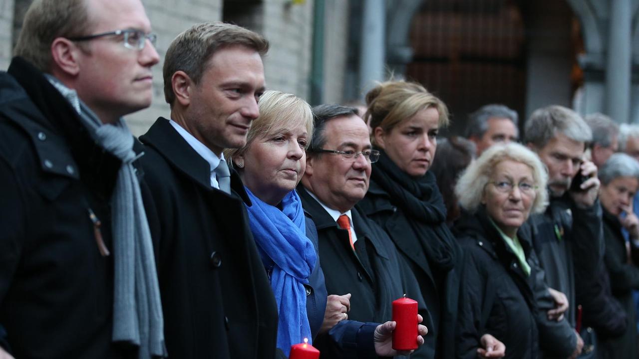 Der Kölner OB-Kandidat Jochen Ott (SPD), Christian Lindner (FDP), NRW Ministerpräsidentin Hannelore Kraft (SPD), Armin Laschet (CDU), Mona Neubaur (Bündnis 90/ Die Grünen), l-r) nehmen am 17.10.2015 in Köln (Nordrhein-Westfalen) an einer parteiübergreifenden Menschenkette Teil. Die unabhängige Kölner Oberbürgermeisterkandidatin Henriette Reker ist einen Tag vor der Wahl bei einer Messerattacke in Köln verletzt worden. Der Kölner OB-Kandidat Jochen Ott (SPD), Christian Lindner (FDP), NRW Ministerpräsidentin Hannelore Kraft (SPD), Armin Laschet (CDU), Mona Neubaur (Bündnis 90/ Die Grünen), l-r) nehmen am 17.10.2015 in Köln (Nordrhein-Westfalen) an einer parteiübergreifenden Menschenkette Teil. Die unabhängige Kölner Oberbürgermeisterkandidatin Henriette Reker ist einen Tag vor der Wahl bei einer Messerattacke in Köln verletzt worden.