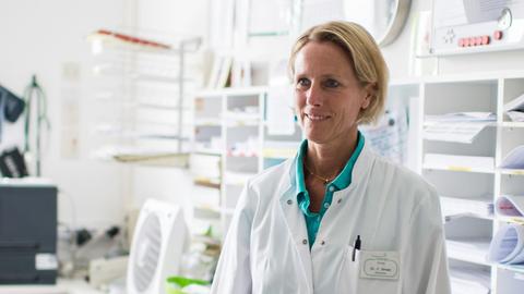 Die Chirurgin Cornelia Strunz ist die ärztliche Koordinatorin des "Desert Flower Center", einer Einrichtung im Krankenhaus Waldfriede in Berlin, die Frauen mit verstümmelten Genitalien chirurgisch und psychologisch versorgt.