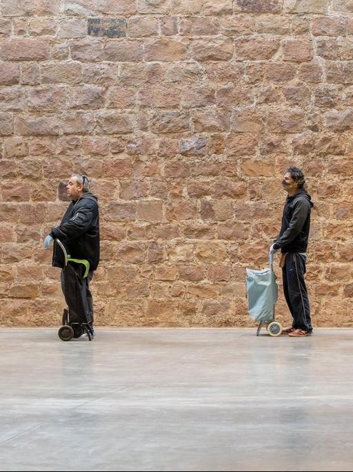 Eine Schlange vor einem Supermarkt in Spanien Anfang April