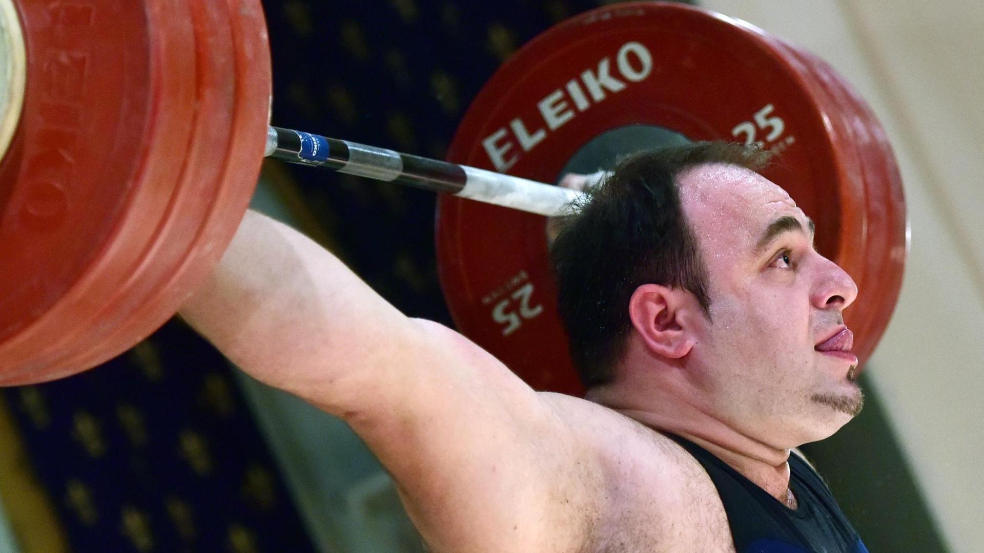 Almir Velagic (AV 03 Speyer) bewältigt am 31.10.15 bei den Deutschen Meisterschaften der Gewichtheber in Chemnitz in seinem dritten Versuch im Reißen eine Last von 190 kg.