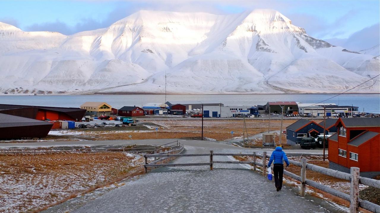 Vereister Weg zum Universitätszentrum, Longyearbyen.