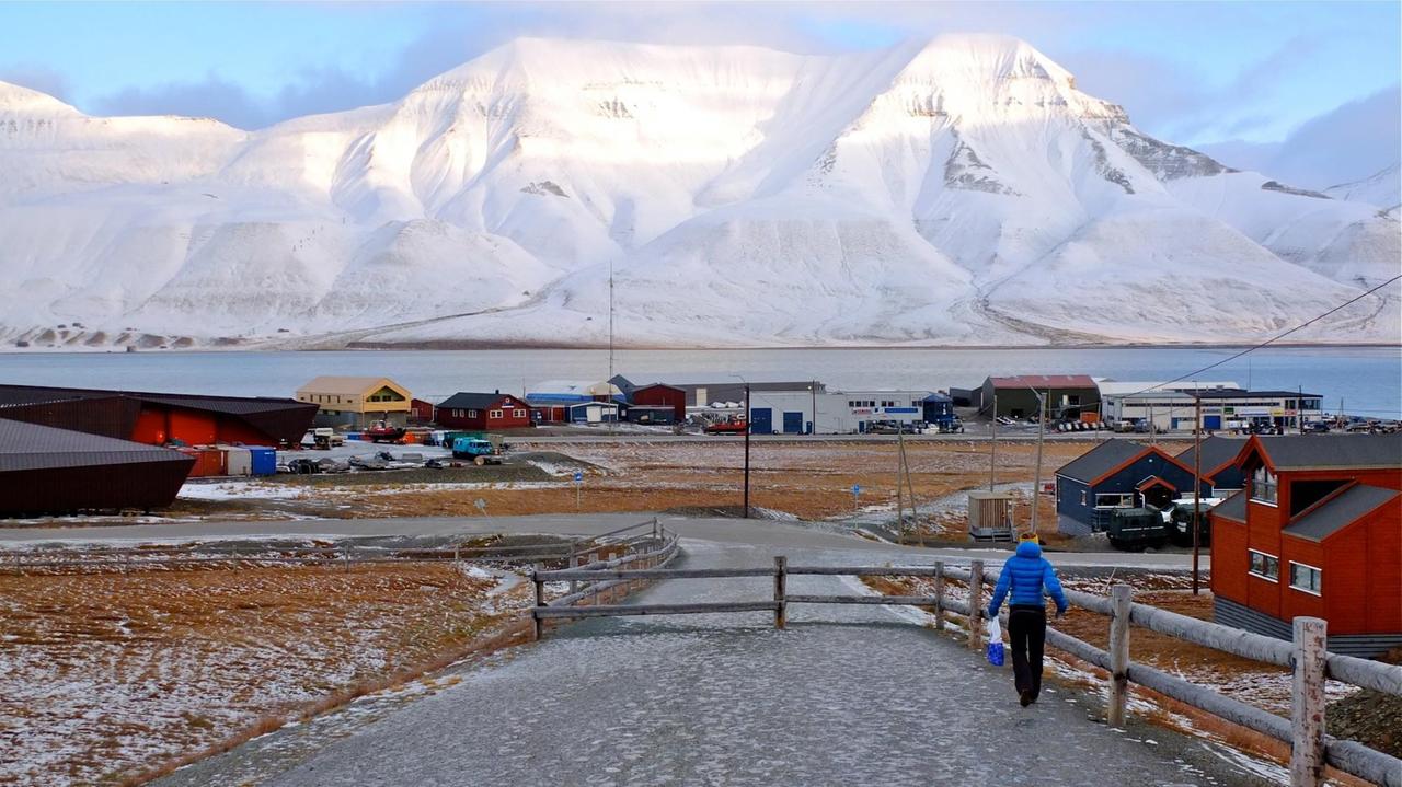 Vereister Weg zum Universitätszentrum, Longyearbyen. Vereister Weg zum Universitätszentrum, Longyearbyen.
