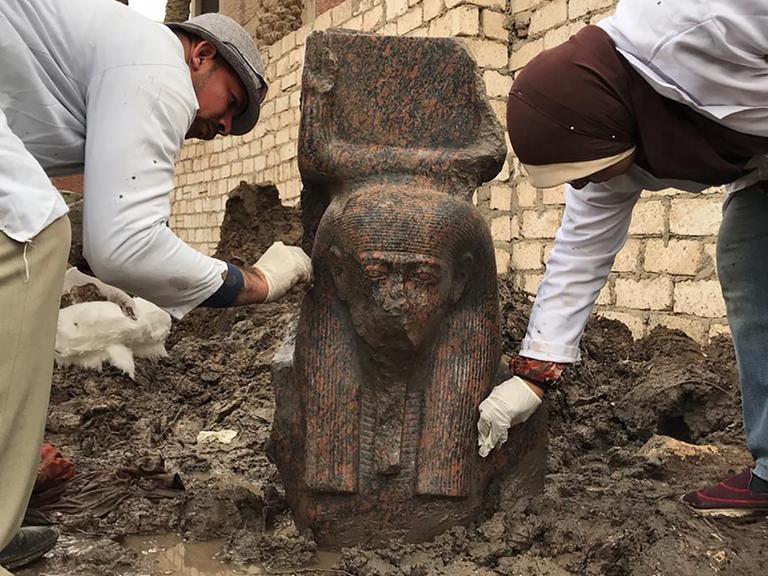 Ein Forschungsteam legt in Ägypten eine Statue von Ramses II. aus rosa Granit frei.