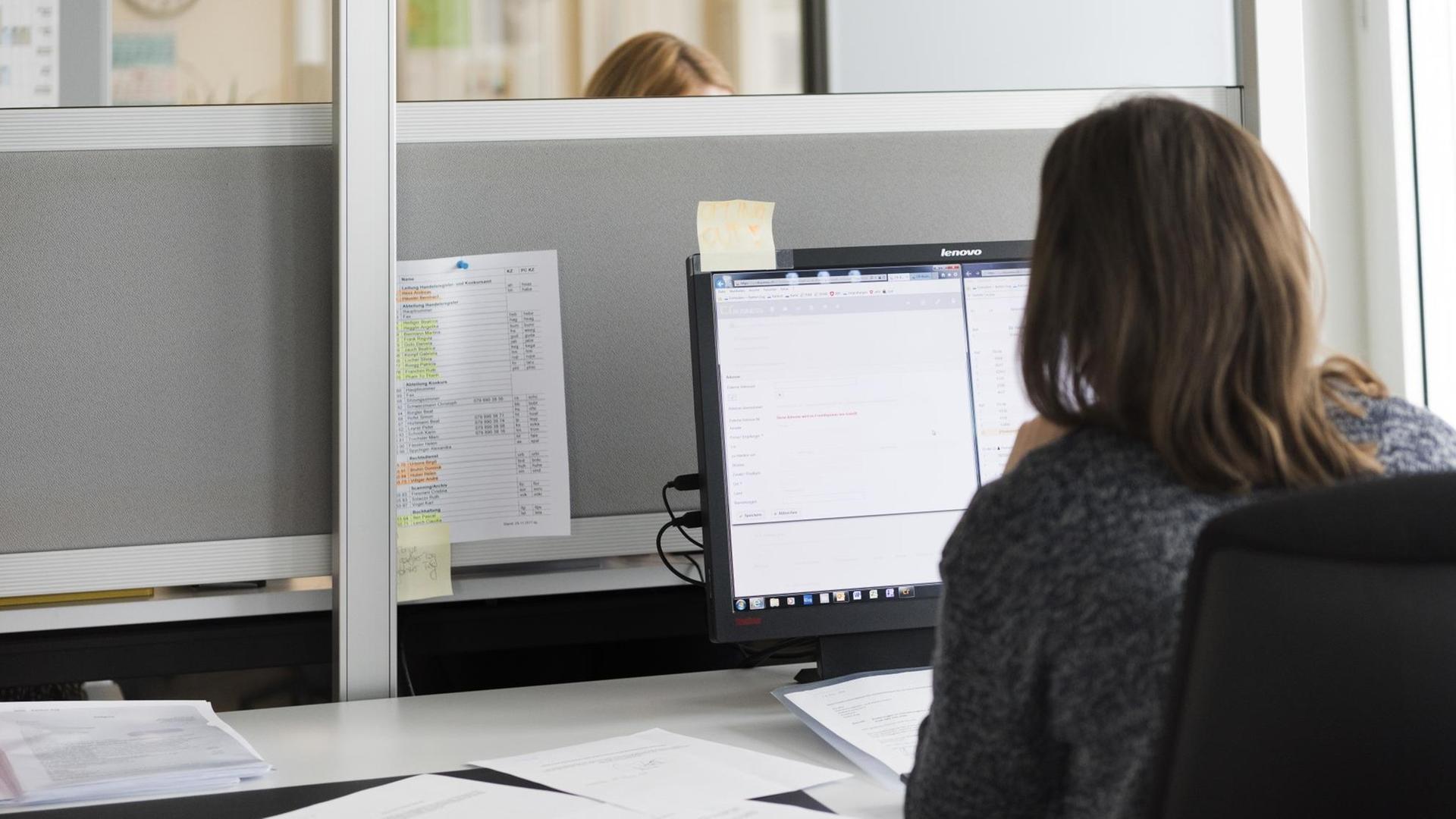 Mitarbeiterinnen arbeiten an ihren Computern