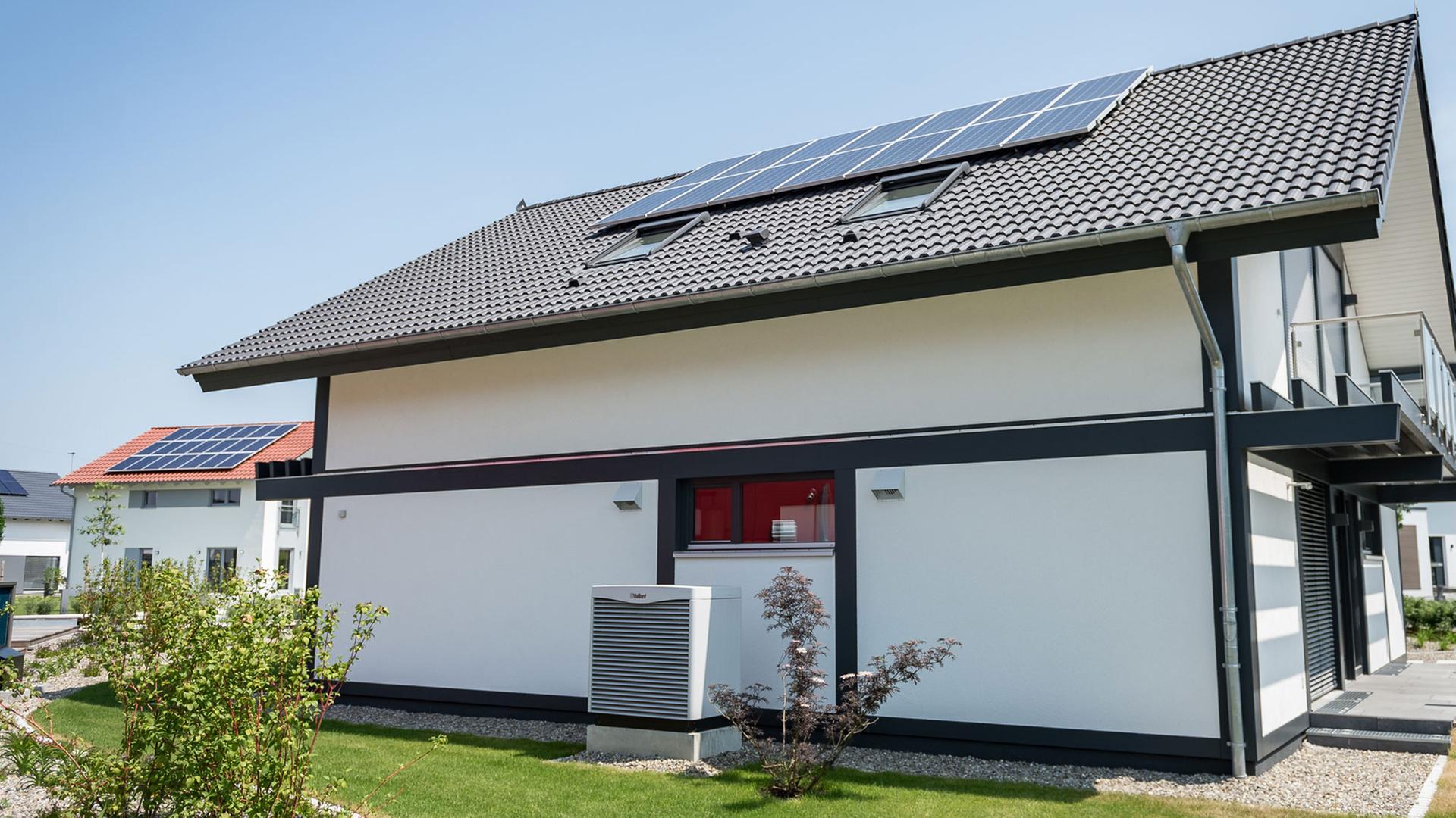 Ein Fertighaus mit Solarzellen für Photovoltaik und einer Luft-Luft-Wärmepumpe in Bayern. Ein Fertighaus mit Solarzellen für Photovoltaik und einer Luft-Luft-Wärmepumpe in Bayern.