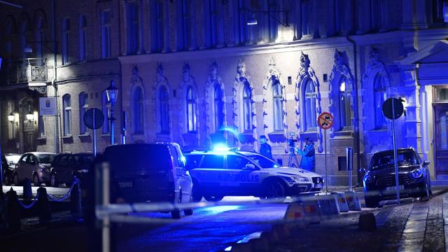 Einsatzkräfte der Polizei stehen vor einer Synagoge in Göteborg