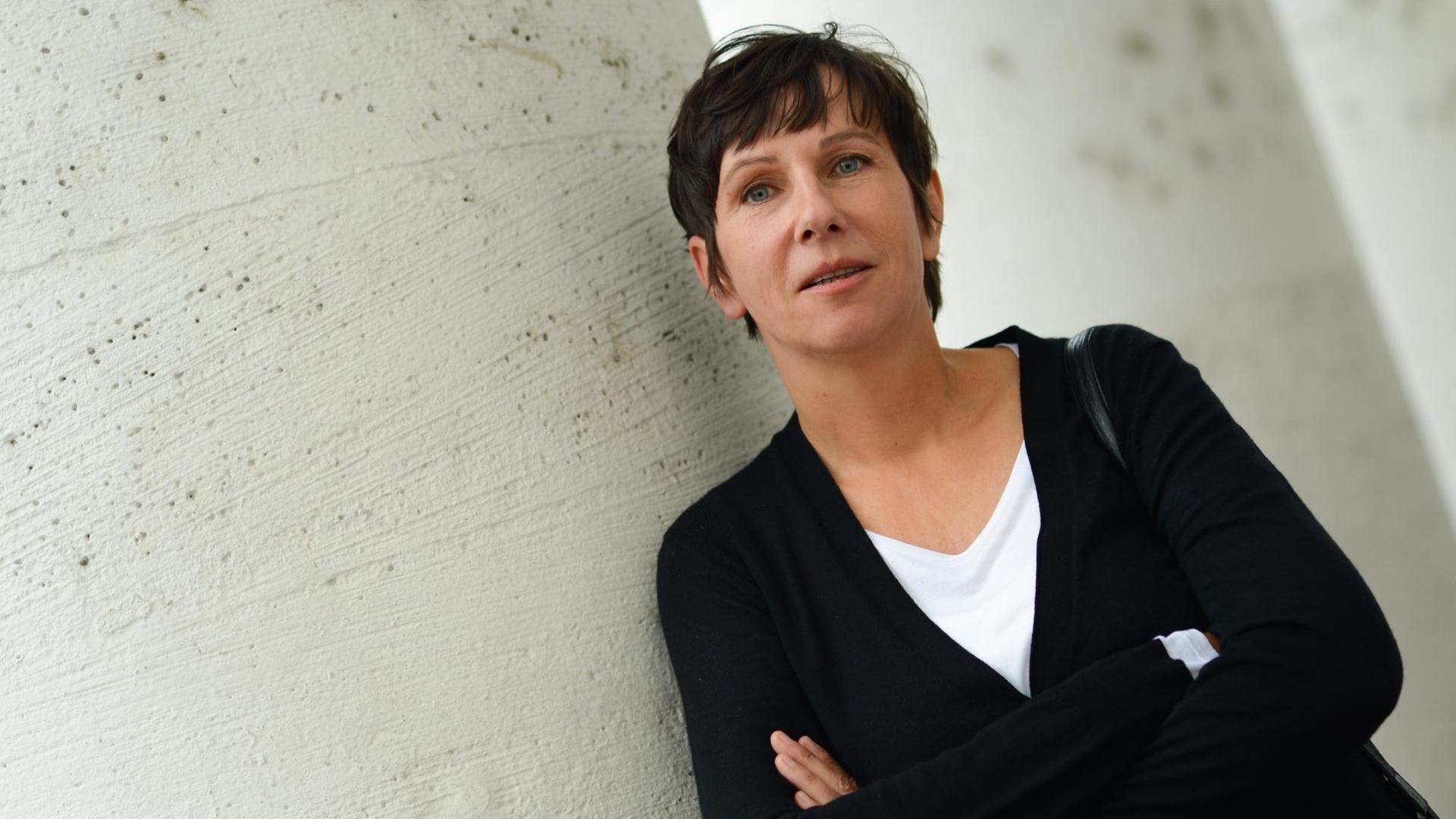 Die Autorin Angelika Klüssendorf blickt am 20.09.2014 vor dem Literaturhaus in Frankfurt am Main (Hessen) am Rande einer Lesung in die Kamera. Die Autorin Angelika Klüssendorf blickt am 20.09.2014 vor dem Literaturhaus in Frankfurt am Main (Hessen) am Rande einer Lesung in die Kamera.