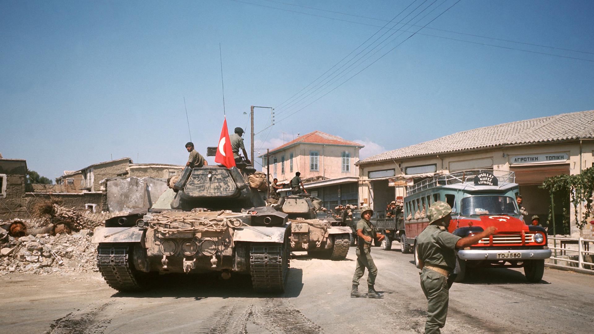 Türkische Panzer in einem Dorf im türkisch besetzten Teil der Insel, aufgenommen im August 1974. Türkische Panzer in einem Dorf im türkisch besetzten Teil der Insel, aufgenommen im August 1974.