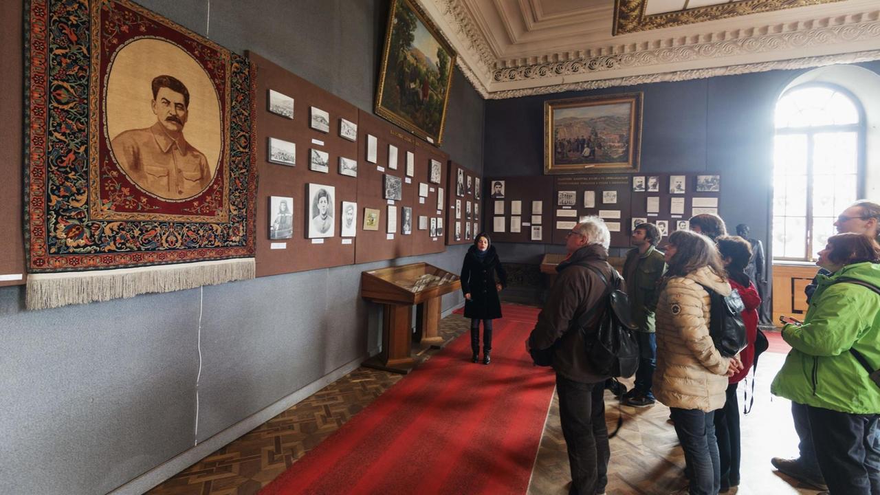 Blick in einen Gang mit Gemälden von Josef Stalin im Stalin-Museum in Gori (Georgien) - dem Geburtsort von Josef Stalin. 
