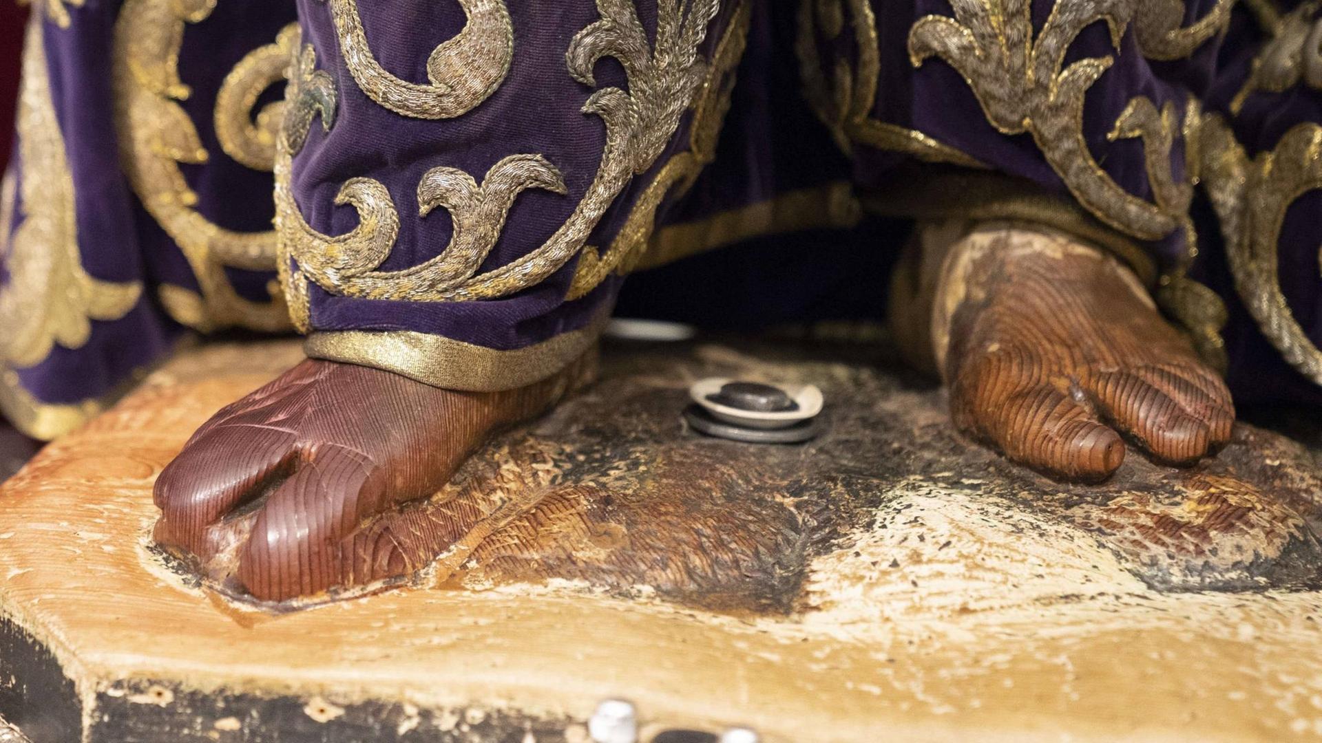 Jedes Jahr am ersten Freitag im März kommen tausende Christen in die Basilika des Christus von Medinaceli in Madrid, Spanien, um der berühmten Jesus-Figur die Füße zu küssen Jedes Jahr am ersten Freitag im März kommen tausende Christen in die Basilika des Christus von Medinaceli in Madrid, Spanien, um der berühmten Jesus-Figur die Füße zu küssen
