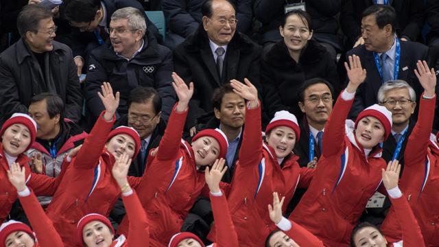 Nordkoreanische Cheerleader vor dem südkoreanischen Präsidenten Moon Jae-In, IOC-Präsident Thomas Bach, dem nordkoreanischen Präsidenten der Volkskammer, Kim Yong Nam, Kim Yo Yong, Schwester von Nordkoreas Machthaber Kim Jong Un und dem Cheforganisator der Spiele, Lee Hee-Beom (v.l.n.r.).