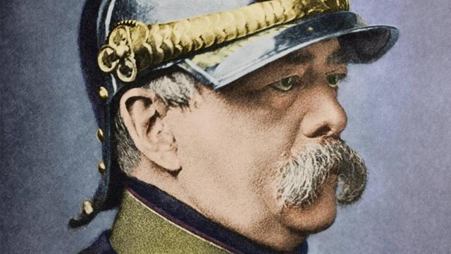 Otto von Bismarck als Reichskanzler mit Kürassierhelm. Foto, nach 1870 (Loescher u. Petsch, Berlin); digital koloriert.