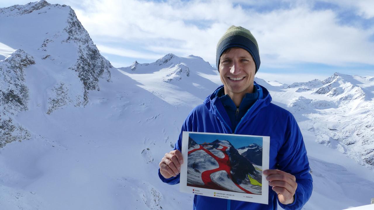 Benjamin Stern vom Alpenverein zeigt die geplanten Skipisten auf dem bisher unberührten Gletscher unterhalb des Linken Fernerkogels