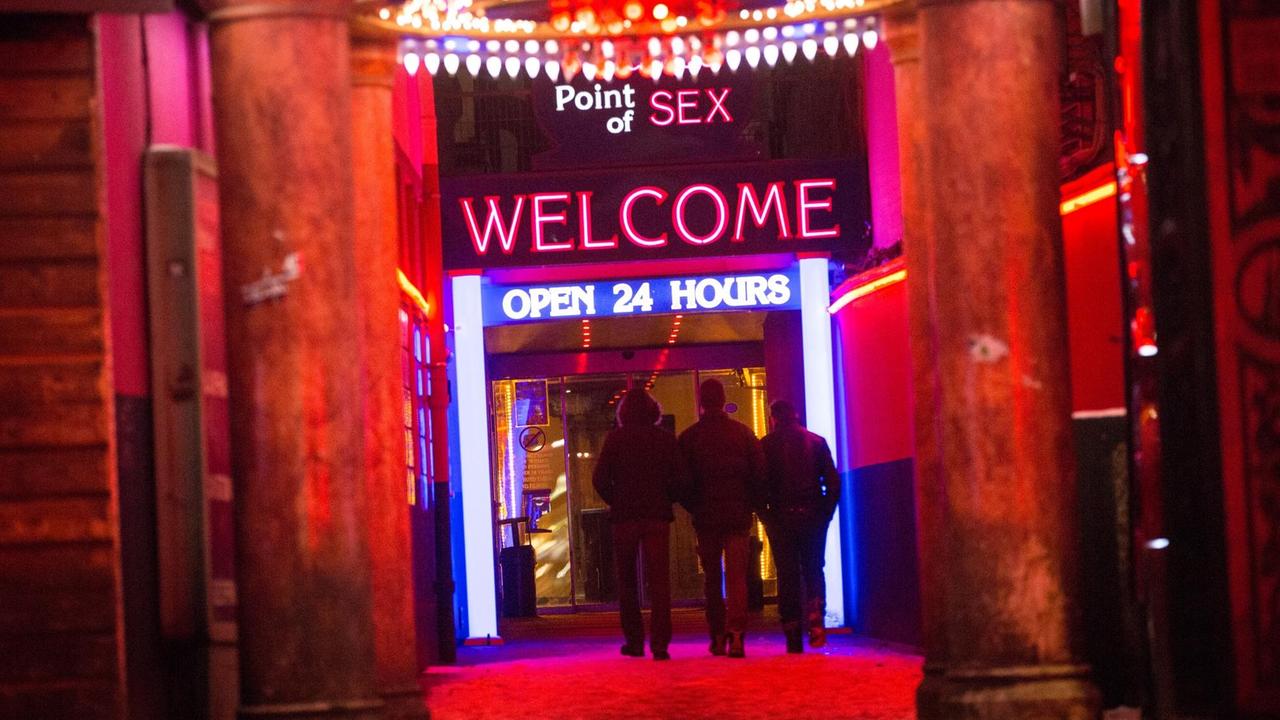 Drei Männer gehen in Hamburg in ein Bordell auf der Reeperbahn. (06.01.2016) Drei Männer gehen in Hamburg in ein Bordell auf der Reeperbahn. (06.01.2016)