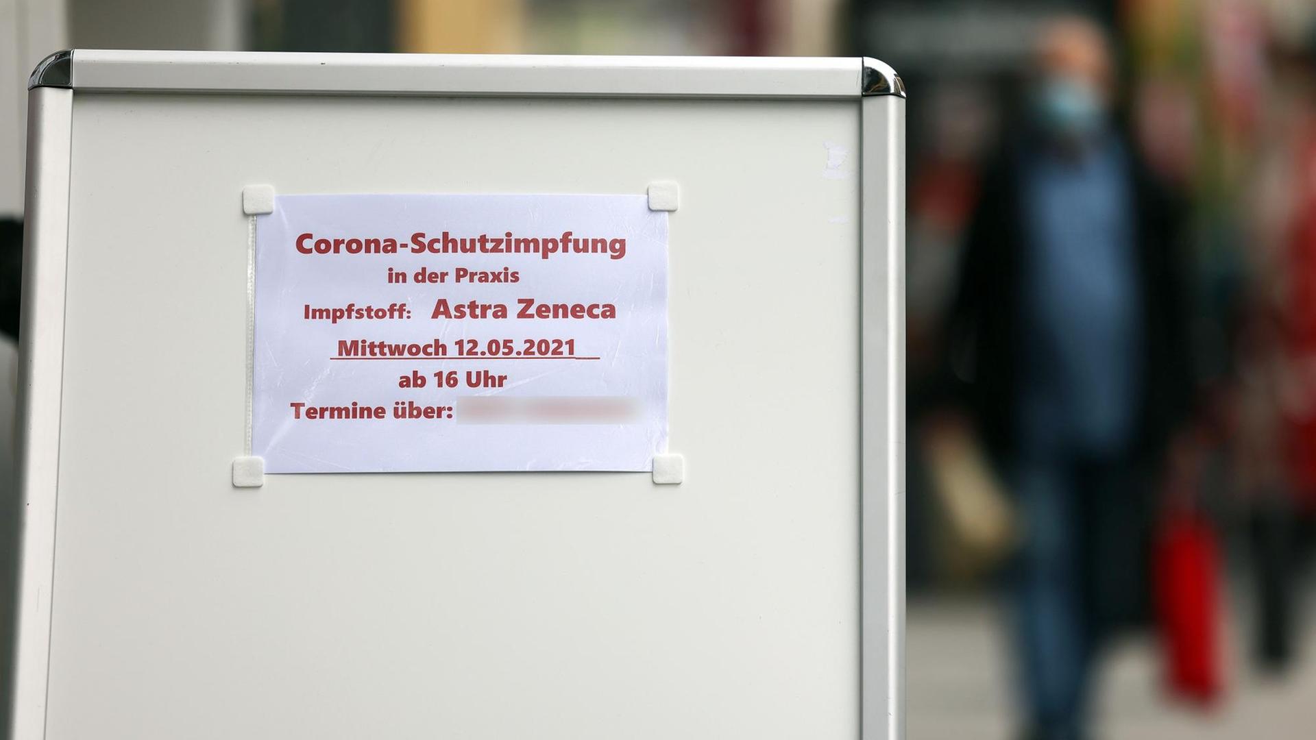 Schild mit der Aufschrift "Corona-Schutzimpfung in der Praxis. Impfstoff: Astra Zeneca. Mittwoch, 12.05.2021 ab 16 Uhr." Schild mit der Aufschrift "Corona-Schutzimpfung in der Praxis. Impfstoff: Astra Zeneca. Mittwoch, 12.05.2021 ab 16 Uhr."