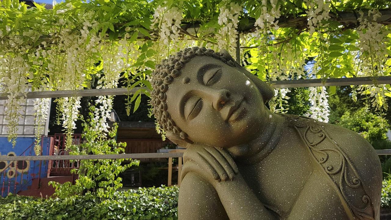 Buddhastatue auf einer Terrasse. Buddhastatue auf einer Terrasse.