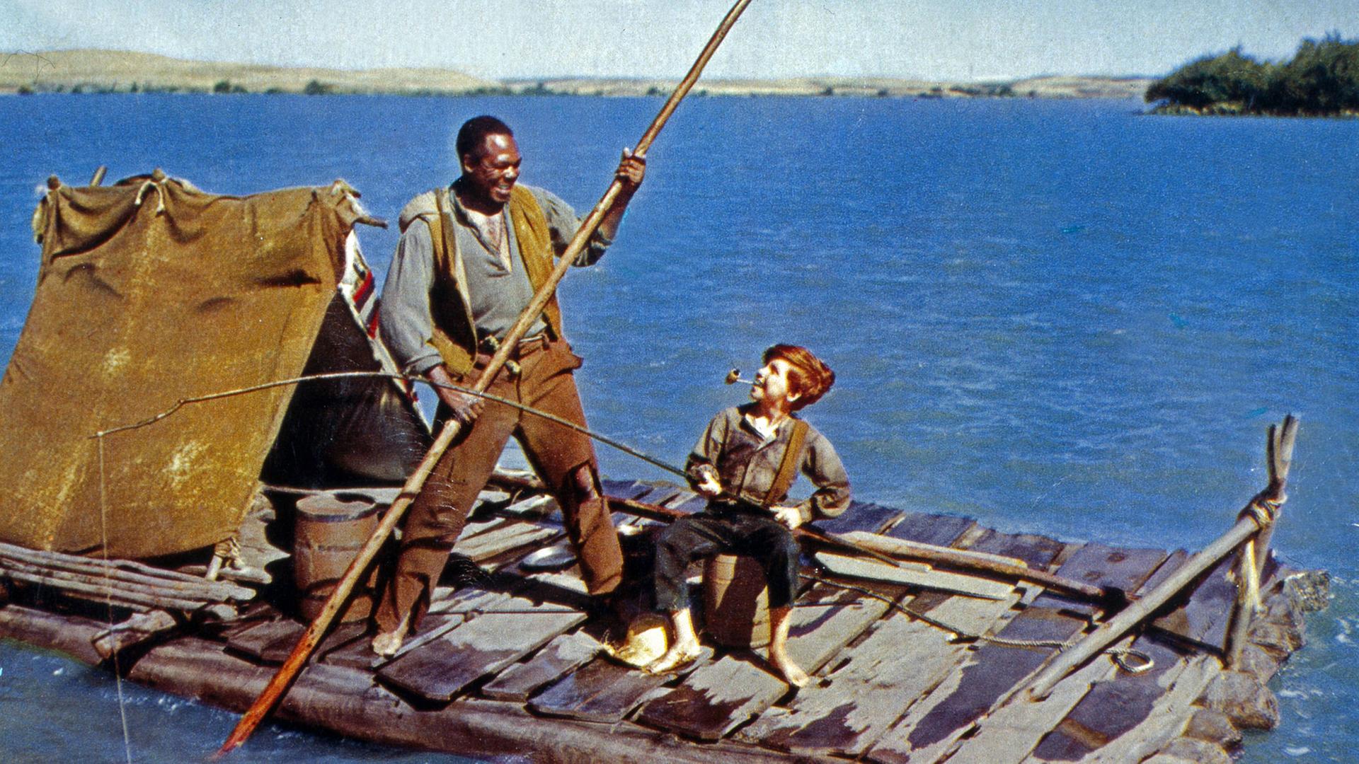 Filmstill aus "The Adventures of Huckleberry Finn" von 1960 mit Archie Moore (links) und Eddie Hodges Filmstill aus "The Adventures of Huckleberry Finn" von 1960 mit Archie Moore (links) und Eddie Hodges