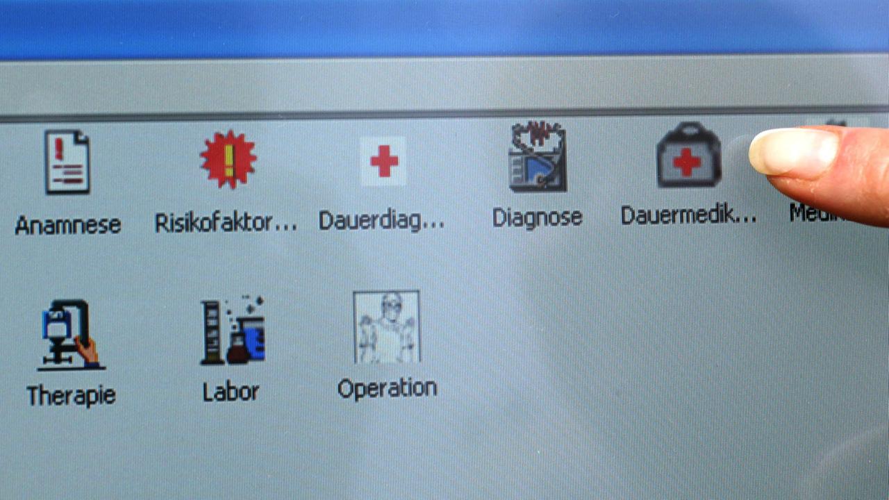 Eine elektronische Patientenakte - hier bei einem Modellversuch in Rheinland-Pfalz - speichert auf freiwilliger Basis unter anderem Diagnosen, die verordneten Medikamente und Röntgenbilder. Eine elektronische Patientenakte - hier bei einem Modellversuch in Rheinland-Pfalz - speichert auf freiwilliger Basis unter anderem Diagnosen, die verordneten Medikamente und Röntgenbilder.