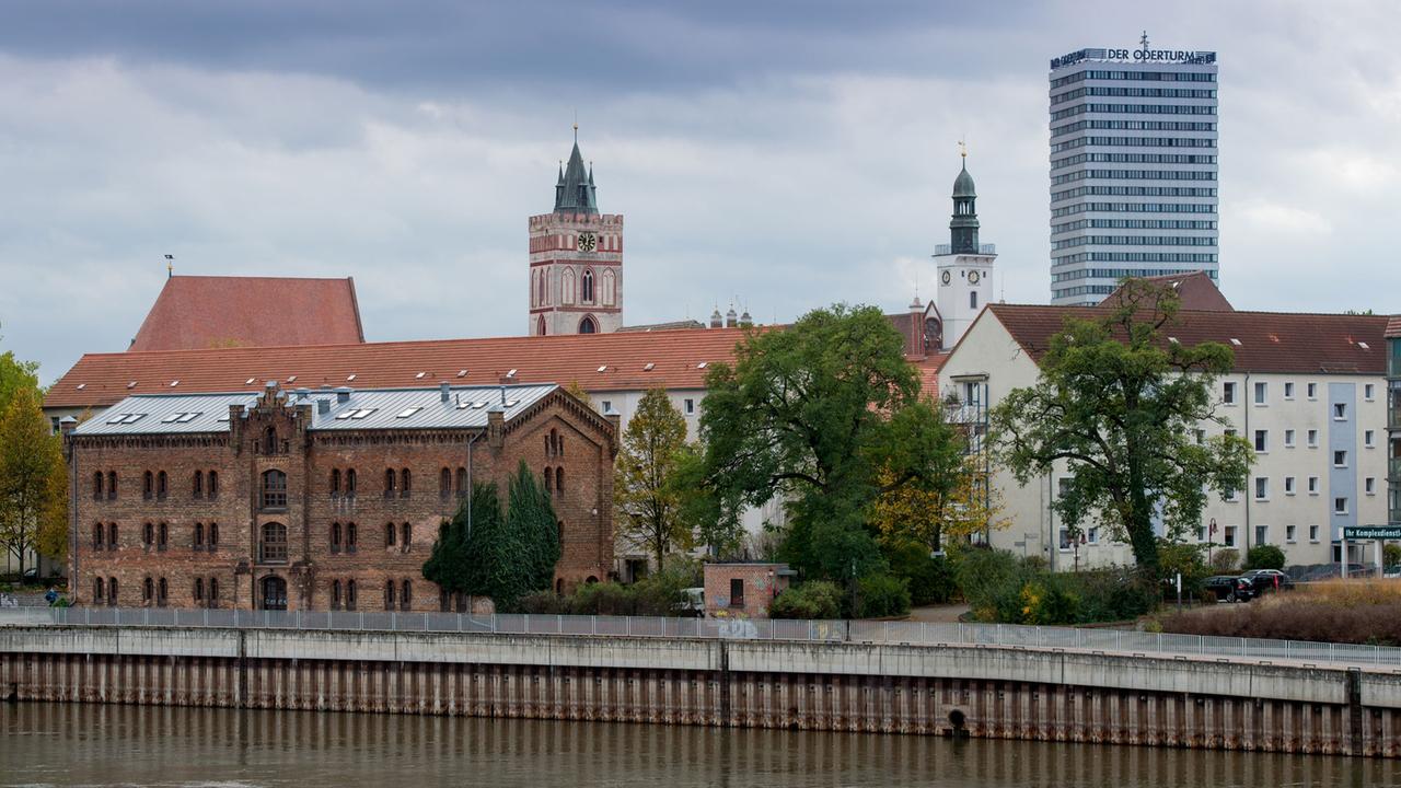 Blick über den deutsch-polnischen Grenzfluss Oder auf Frankfurt (Oder) (Brandenburg) Blick über den deutsch-polnischen Grenzfluss Oder auf Frankfurt (Oder) (Brandenburg)