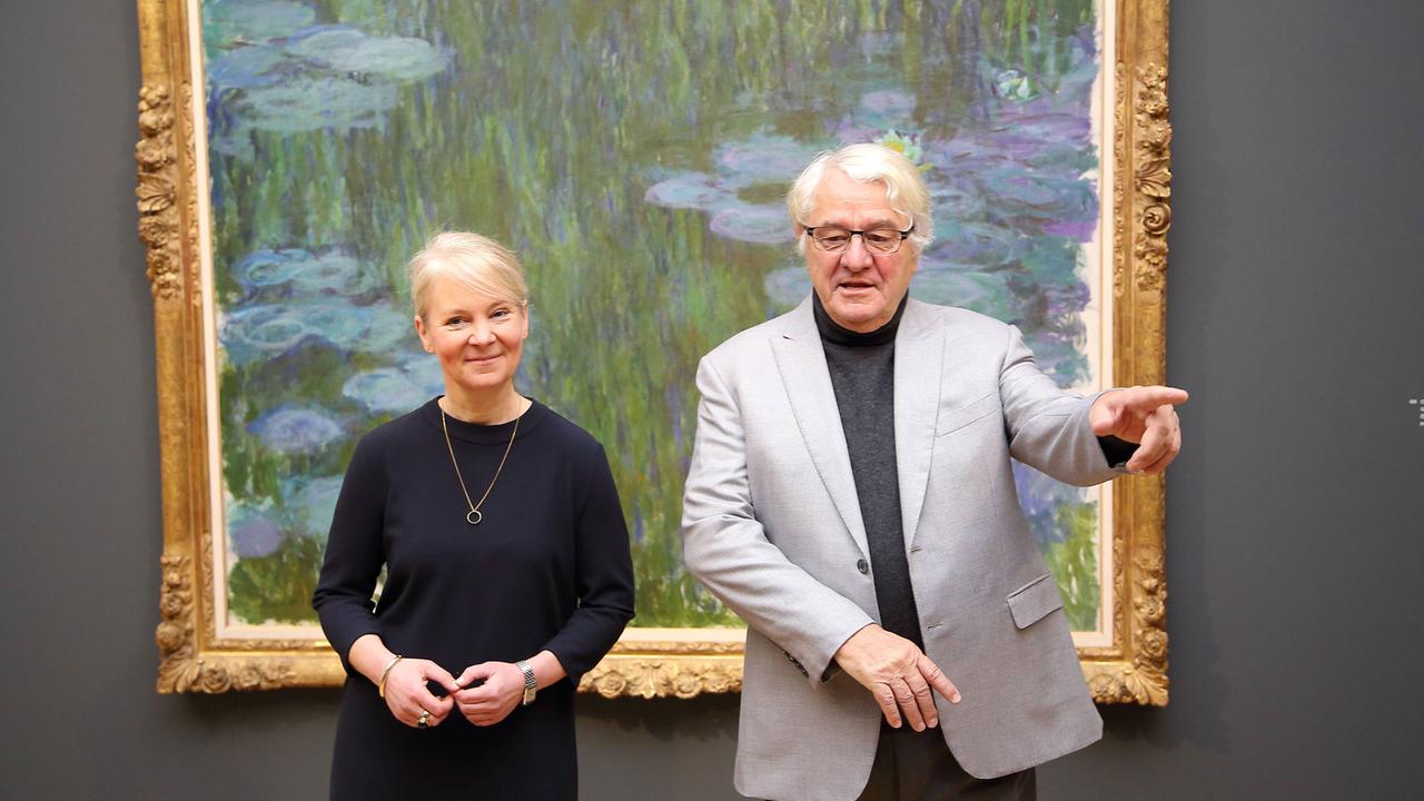 Museumsdirektorin Ortrud Westheider und Kunstmäzen Hasso Plattner posieren am 19. Januar 2017 vor dem Gemälde "Seerosen" von Claude Monet im Museum Barberini in Potsdam. Das neue Kunstmuseum öffnet am 23. Januar 2017. Museumsdirektorin Ortrud Westheider und Kunstmäzen Hasso Plattner posieren am 19. Januar 2017 vor dem Gemälde "Seerosen" von Claude Monet im Museum Barberini in Potsdam. Das neue Kunstmuseum öffnet am 23. Januar 2017.
