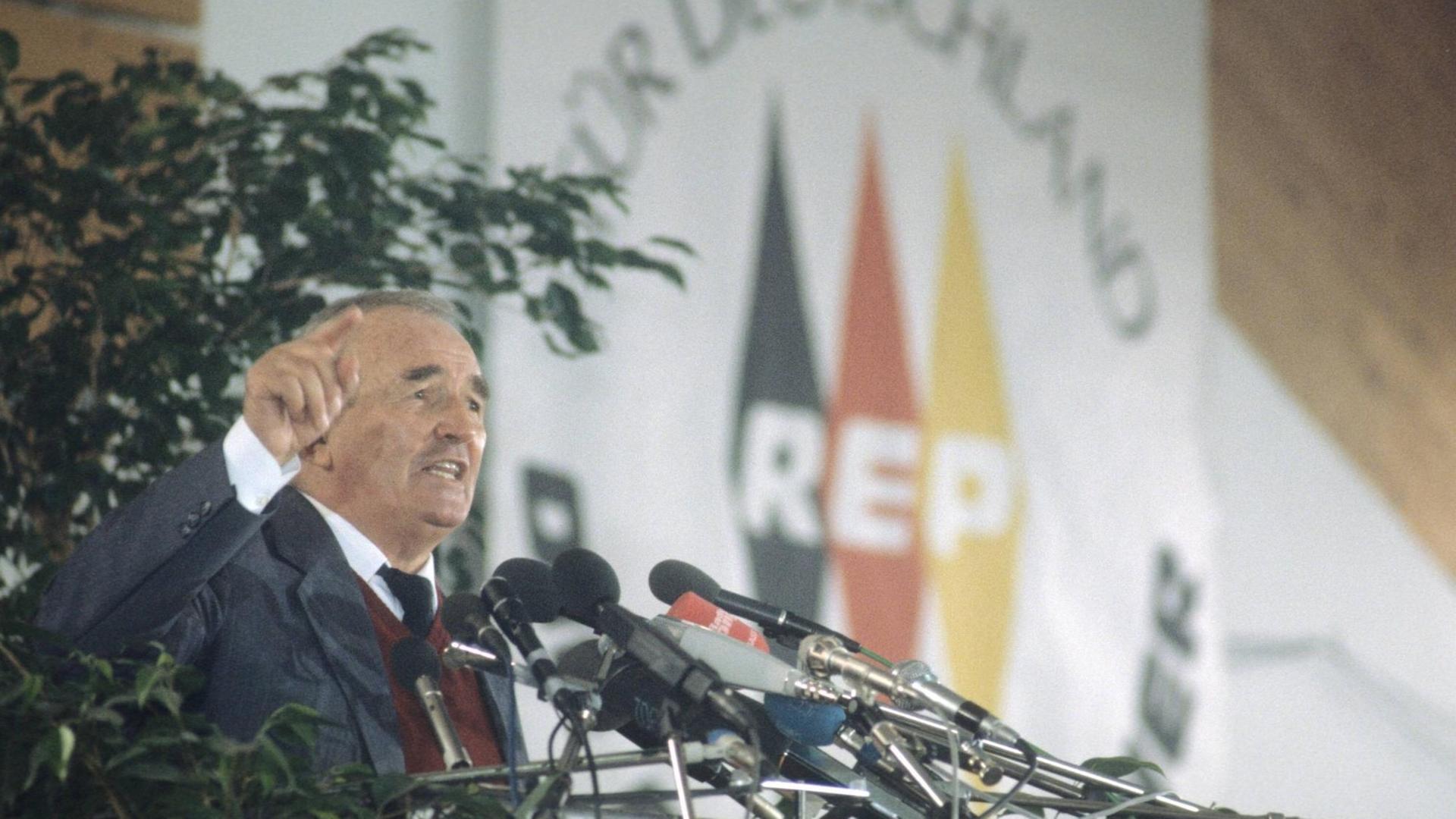 Franz Schönhuber, 1989 bei einer Wahlveranstaltung der Republikaner Franz Schönhuber, 1989 bei einer Wahlveranstaltung der Republikaner