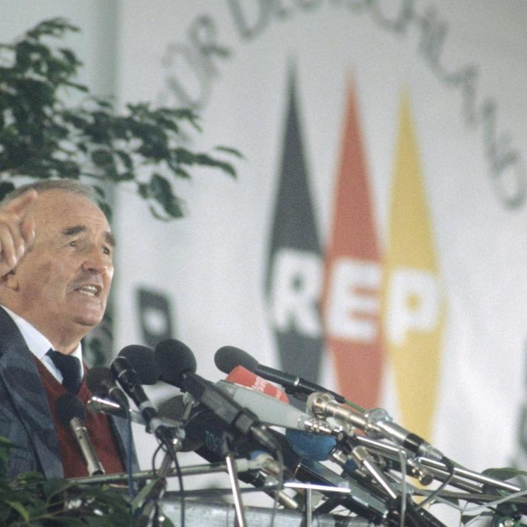 Franz Schönhuber, 1989 bei einer Wahlveranstaltung der Republikaner