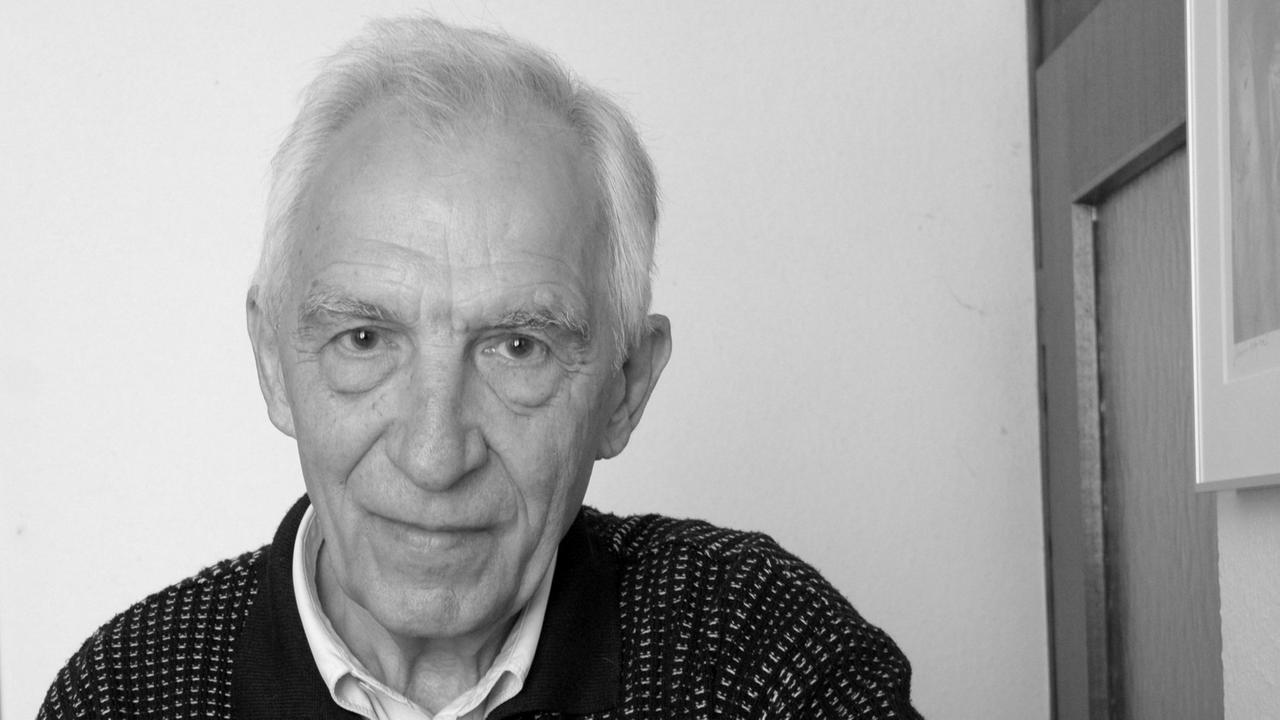 Der Schriftsteller Dieter Wellershoff steht in seiner Wohnung in Köln. Der Schriftsteller Dieter Wellershoff steht in seiner Wohnung in Köln.