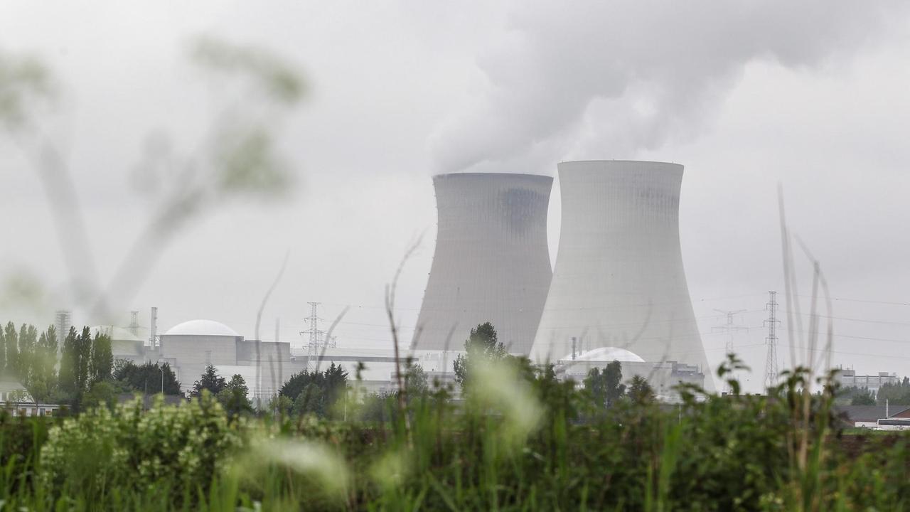 Das Atomkraftwerk Doel bei Antwerpen (Belgien). Das Atomkraftwerk Doel bei Antwerpen (Belgien).