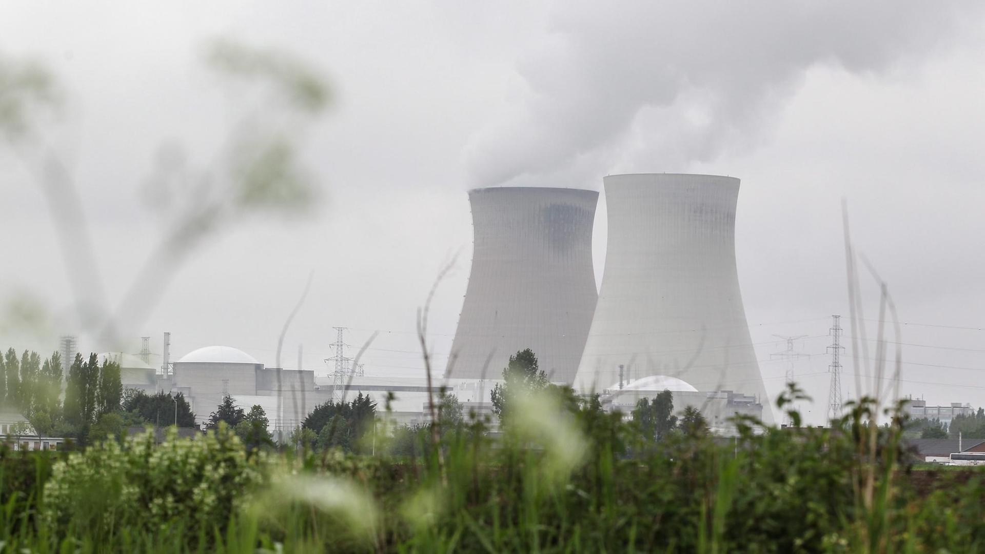 Das Atomkraftwerk Doel bei Antwerpen (Belgien). Das Atomkraftwerk Doel bei Antwerpen (Belgien).