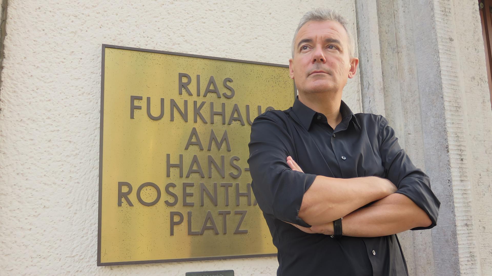 Der Schriftsteller Ilija Trojanow vor dem Funkhaus von Deutschlandradio Kultur