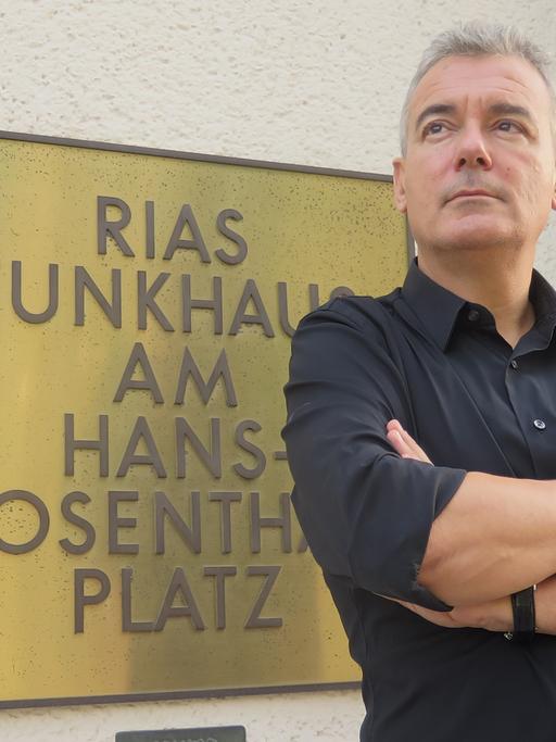 Der Schriftsteller Ilija Trojanow vor dem Funkhaus von Deutschlandradio Kultur