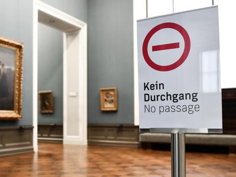 Ein Schild mit der Aufschrift "Kein Durchgang - no passage" steht in der geschlossenen Alten Nationalgalerie.