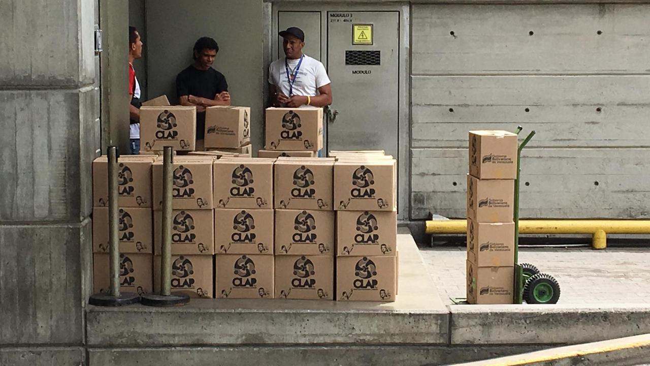 Ein Stapel von Lebensmittelkisten (CLAP) in Venezuela. CLAP steht für Comité Local de Abastecimiento y Produccion