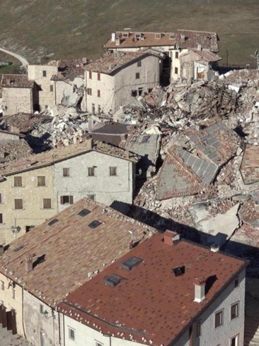 Ein Foto der italienischen Feuerwehr zeigt das vom Erdbeben getroffene Dorf Castelluccio di Norcia in Umbrien am 31. Oktober 2016.