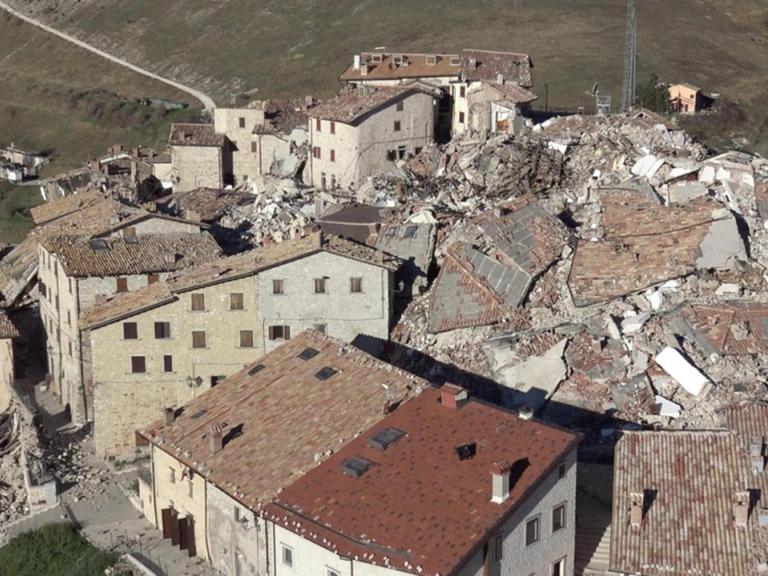 Ein Foto der italienischen Feuerwehr zeigt das vom Erdbeben getroffene Dorf Castelluccio di Norcia in Umbrien am 31. Oktober 2016.