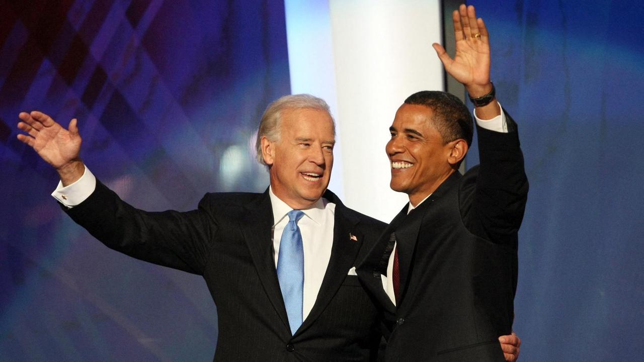 Joe Biden und Barack Obama bei einer Wahlkampfveranstaltung, Arm in Arm. Joe Biden und Barack Obama bei einer Wahlkampfveranstaltung, Arm in Arm.