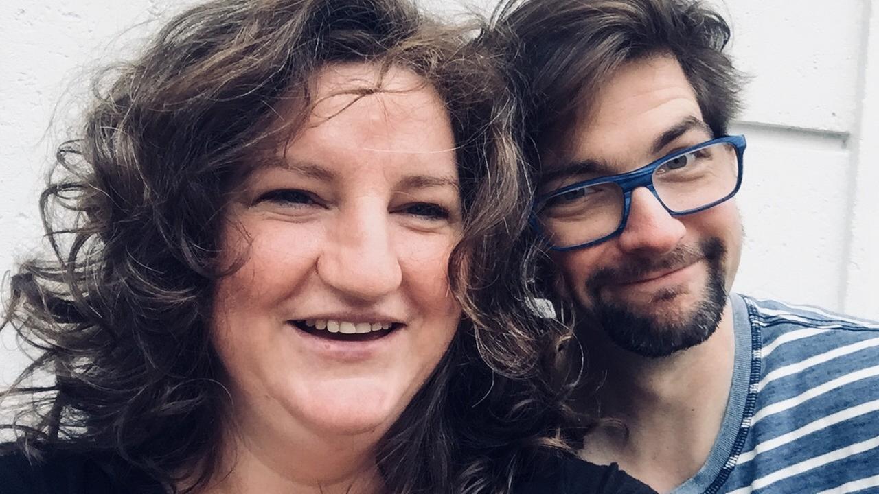 Anna Mateur und Andreas Gundlach stecken die Köpfe zusammen und schauen in die Kamera Anna Mateur und Andreas Gundlach stecken die Köpfe zusammen und schauen in die Kamera