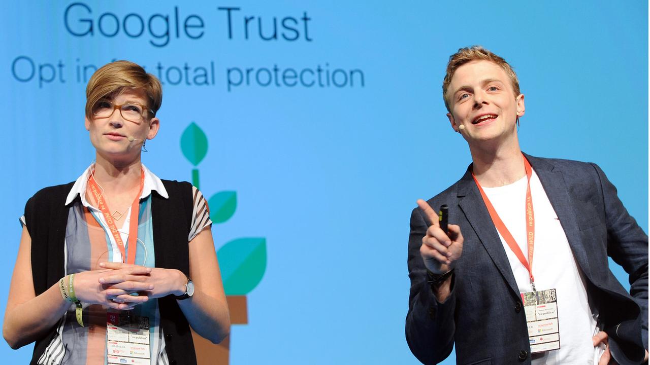 Die "Peng"-Aktionskünstler Jean Peters (Paul von Ribbeck) und Faith Bosworth (Gloria Spindle) sprechen auf der Internetkonferenz Republica in Berlin. Mit einer satirischen Aktion sollte auf Datenschutzprobleme bei dem Internetkonzern Google hingewiesen werden. Die "Peng"-Aktionskünstler Jean Peters (Paul von Ribbeck) und Faith Bosworth (Gloria Spindle) sprechen auf der Internetkonferenz Republica in Berlin. Mit einer satirischen Aktion sollte auf Datenschutzprobleme bei dem Internetkonzern Google hingewiesen werden.