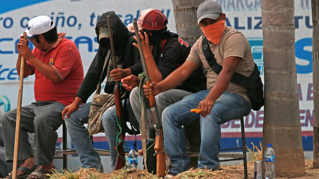 Bewaffnete Zivilisten halten Wache in der Stadt Chilapa im Süden von Mexiko. Bewaffnete Zivilisten halten Wache in der Stadt Chilapa im Süden von Mexiko.