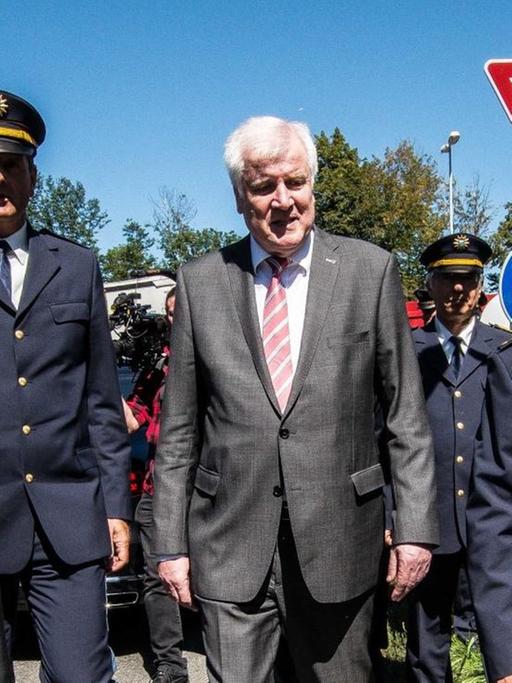 Bundesinnenminister Horst Seehofer besucht im August 2018 in Freilassing die Grenze zwischen Österreich und Deutschland. Er wird begleitet von der neuen Bayerischen Grenzschutzpolizei.