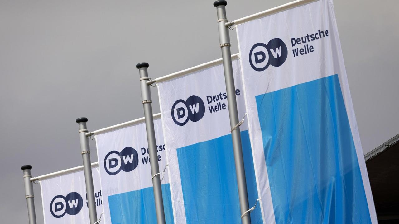Flaggen mit Logo der Deutschen Welle beim Global Media Forum zum Thema 'Shifting Powers' im ehemaligen Plenarsaal des Bundestages im World Conference Center Bonn. Flaggen mit Logo der Deutschen Welle beim Global Media Forum zum Thema 'Shifting Powers' im ehemaligen Plenarsaal des Bundestages im World Conference Center Bonn.