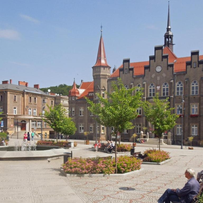 Der alte Rathausplatz mit Springbrunnen im polnischen Walbrzych