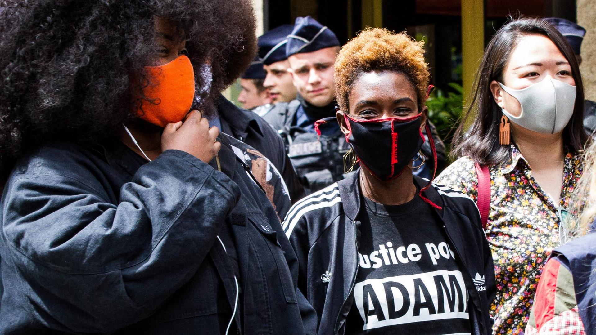 Rokhaya Diallo bei einer Demonstration gegen Rassismus und Polizeigewalt in Paris im Juni 2020 Rokhaya Diallo bei einer Demonstration gegen Rassismus und Polizeigewalt in Paris im Juni 2020