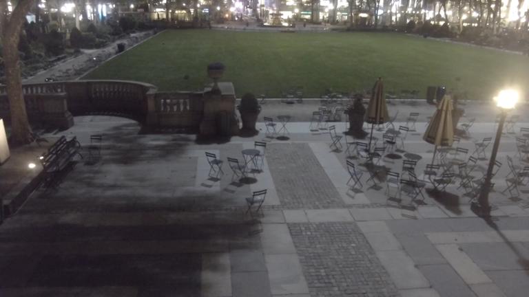 Screenshot der Webcam am Bryant Park in New York - auf der Aufnahme zur Nachtzeit ist die Terrasse und der Park menschenleer Screenshot der Webcam am Bryant Park in New York - auf der Aufnahme zur Nachtzeit ist die Terrasse und der Park menschenleer
