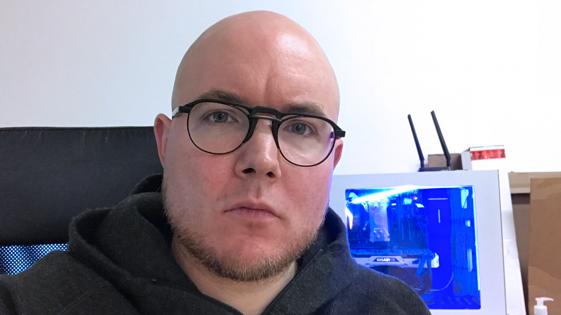 Auf dem Bild ist der Medienkünstler Mathew Dryhurst zu sehen. Er trägt einen grauen Kapuzenpulli und schaut streng in die Kamera Auf dem Bild ist der Medienkünstler Mathew Dryhurst zu sehen. Er trägt einen grauen Kapuzenpulli und schaut streng in die Kamera