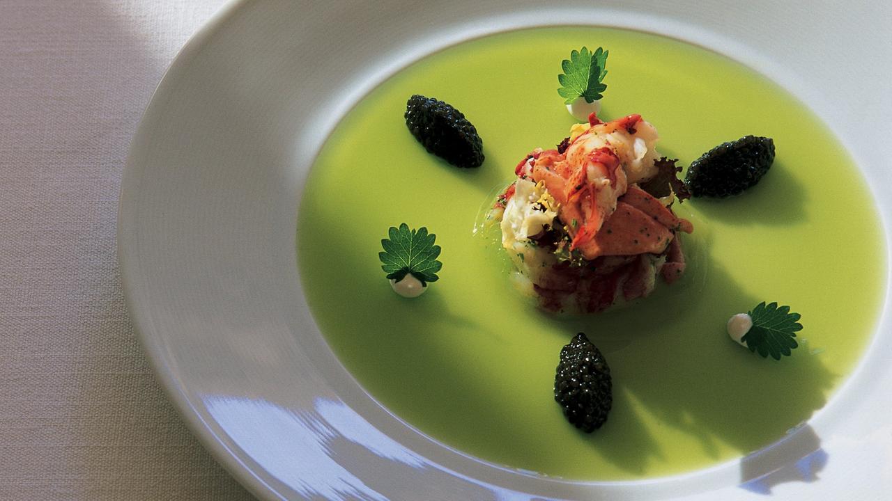 Auf dem Teller ist Hummer auf grünem Apfelgelee mit Kaviar angerichtet. Im Restaurant St. Hubertus in St. Kassian zaubert Sternekoch Norbert Niederkofler diese und andere Köstlichkeiten für seine Gäste. Undatierte Aufnahme. Auf dem Teller ist Hummer auf grünem Apfelgelee mit Kaviar angerichtet. Im Restaurant St. Hubertus in St. Kassian zaubert Sternekoch Norbert Niederkofler diese und andere Köstlichkeiten für seine Gäste. Undatierte Aufnahme.