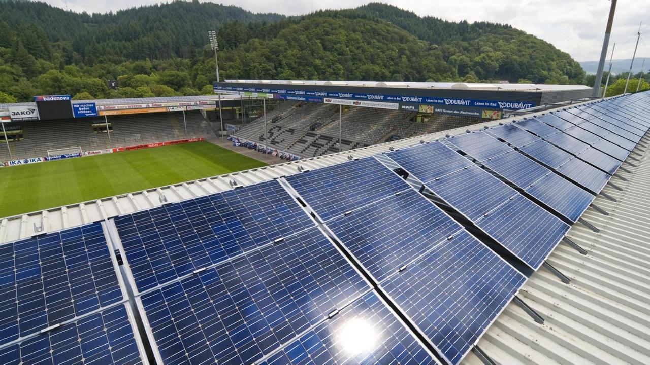 Solarkraftwerk auf dem Dach des Stadions des SC Freiburg. Solarkraftwerk auf dem Dach des Stadions des SC Freiburg.