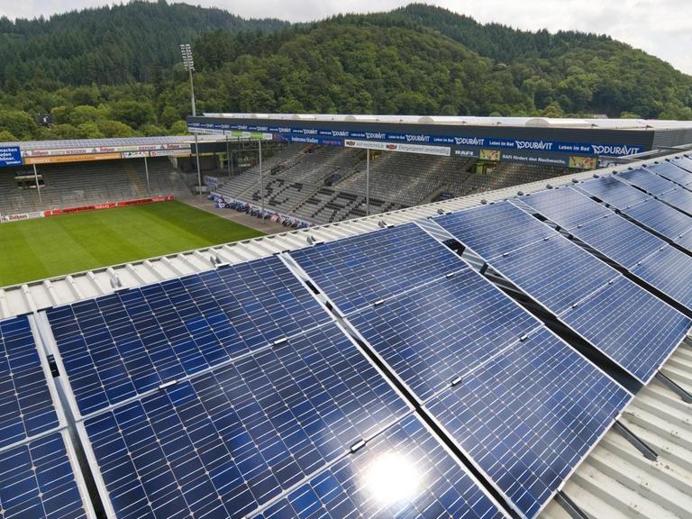 Solarkraftwerk auf dem Dach des Stadions des SC Freiburg.