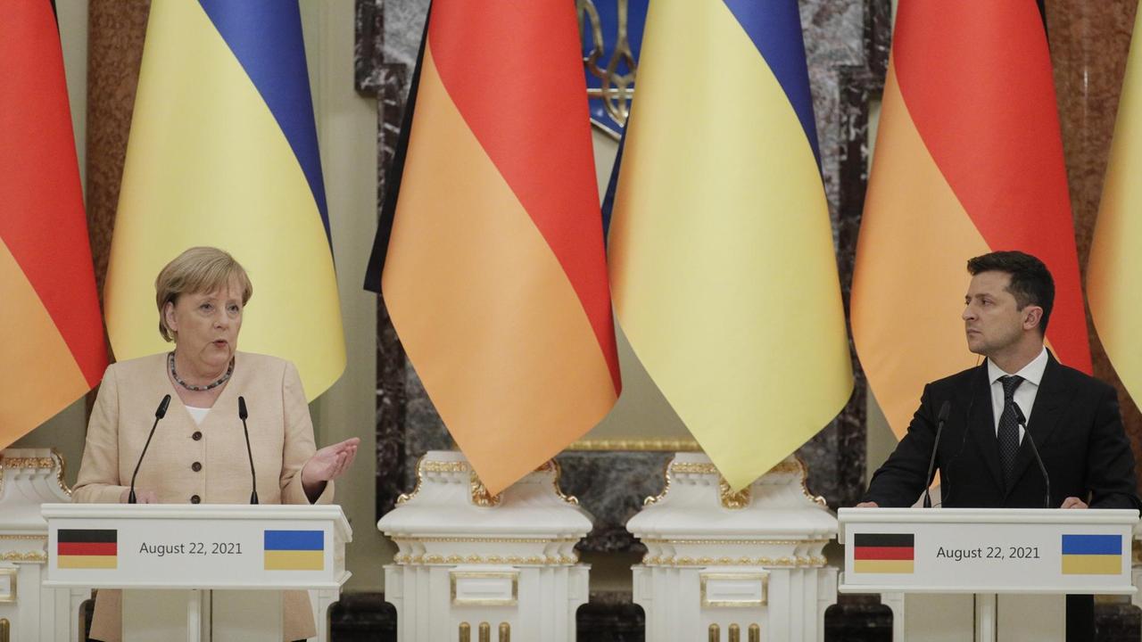 Angela Merkel zu Besuch bei ihrem ukrainischen Amtskollegen Wolodymyr Selenskyj im Jahr 2021 Angela Merkel zu Besuch bei ihrem ukrainischen Amtskollegen Wolodymyr Selenskyj im Jahr 2021