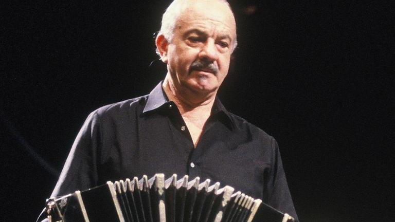 Der argentinische Bandoneon-Spieler und Komponist Astor Piazzolla bei einem Auftritt am 06.10.1985 Foto : Horst Galuschka Der argentinische Bandoneon-Spieler und Komponist Astor Piazzolla bei einem Auftritt am 06.10.1985 Foto : Horst Galuschka